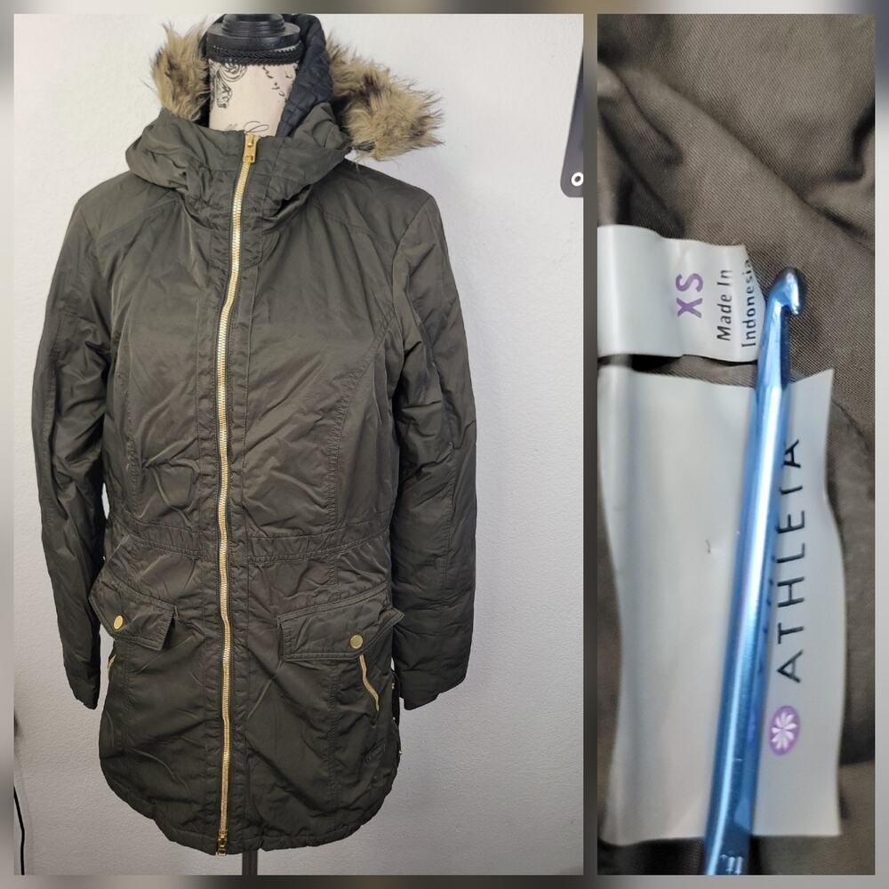 Athleta Summit Parka Coat Sz XS Jacket Hooded Green Removable Faux Fur